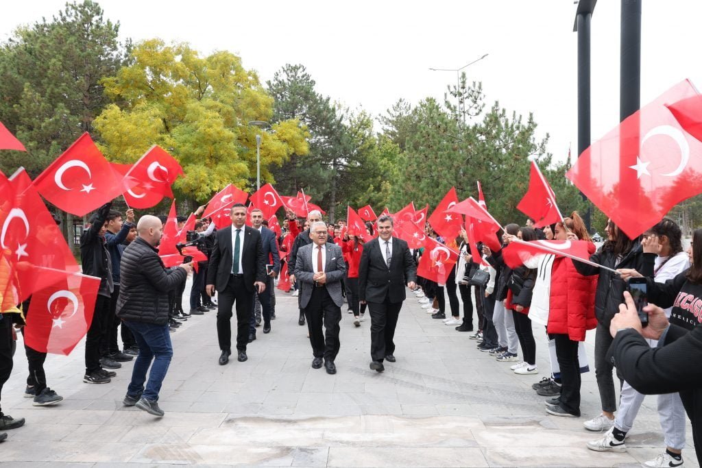 BAŞKAN BÜYÜKKILIÇ, GENÇLERLE BULUŞTU - Mega TV 098A1121 y - Mega TV