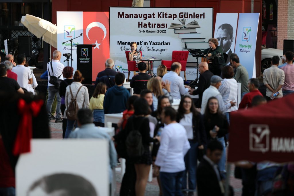 MANAVGATLI YAZARLAR OKURLARIYLA BULUŞTU - Mega TV 7K4A3428 - Mega TV