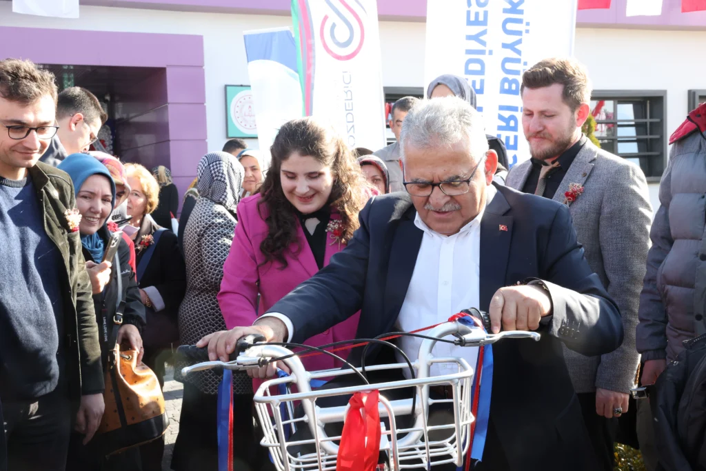 BÜYÜKKILIÇ’TAN DUYGULANDIRAN JEST - Mega TV 098A4065 z - Mega TV