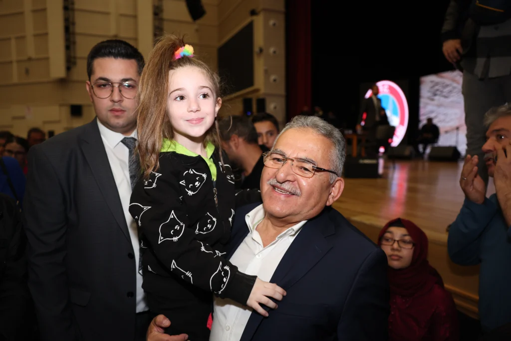 BÜYÜKKILIÇ, DÜNYA ENGELLİLER GÜNÜ’NE ÖZEL KONSERDE ‘ÖZEL’ VATANDAŞLARLA BULUŞTU - Mega TV 098A4363 7 - Mega TV
