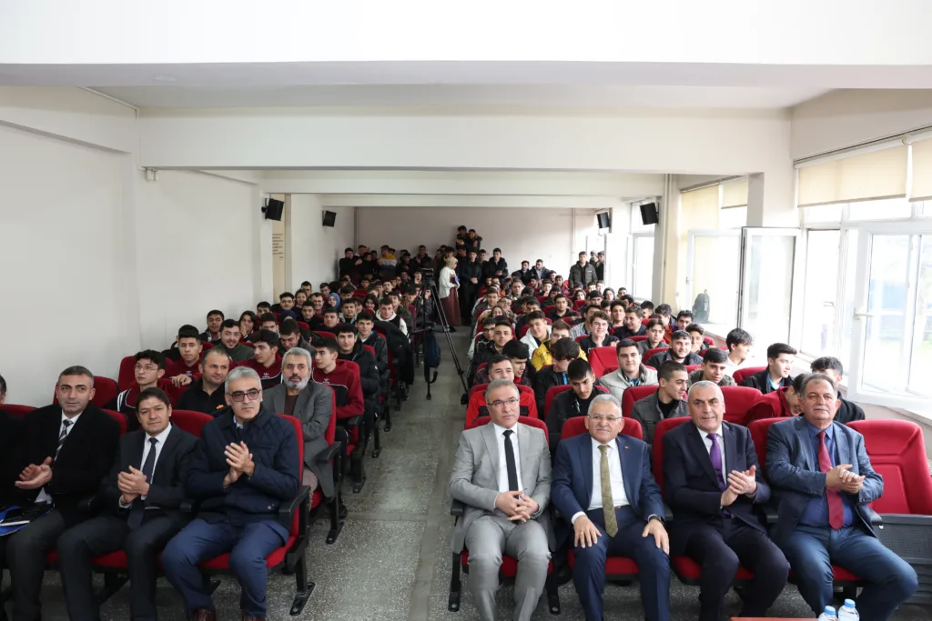 Öğrenci Dostu Başkan, Gençlerle Kucaklaştı - Mega TV 098A7968 k - Mega TV