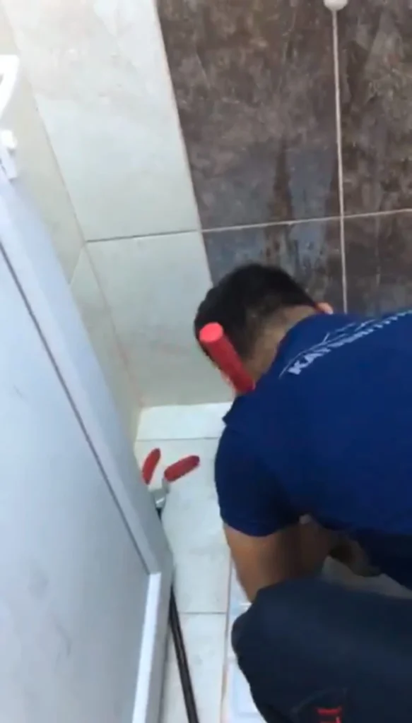 BÜYÜKŞEHİR İTFAİYESİ, TUVALET GİDERİNE SIKIŞAN MİNİK KEDİYİ KURTARDI - Mega TV 1 e - Mega TV