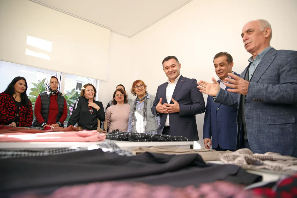 İSA KÜÇÜLMEZ CADDESİ SİLBAŞTAN YENİLENİYOR ASFALT ÇALIŞMASI BAŞLADI - Mega TV 16 1 - Mega TV