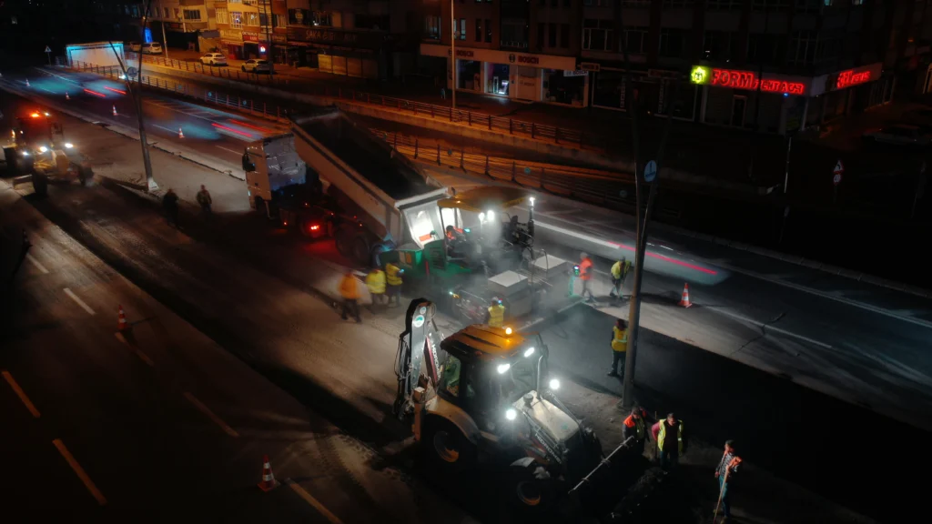 BÜYÜKŞEHİR, ANA ARTERDEKİ YOL GENİŞLETME VE ŞERİT DÜZENLEME ÇALIŞMALARINI TAMAMLADI - Mega TV DJI 0529 9 - Mega TV
