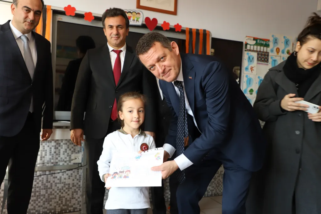 BAŞKAN YARDIMCISI ALAETTİNOĞLU ÖĞRENCİLERİN KARNE HEYECANINA ORTAK OLDU - Mega TV 5 10 - Mega TV