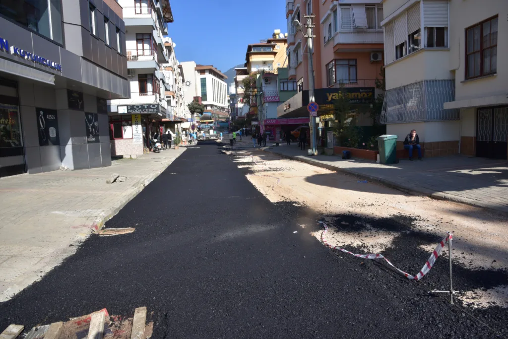 ASFALT YENİLEME ÇALIŞMALARI LALE SOKAK’TA DEVAM EDİYOR - Mega TV 5 11 - Mega TV