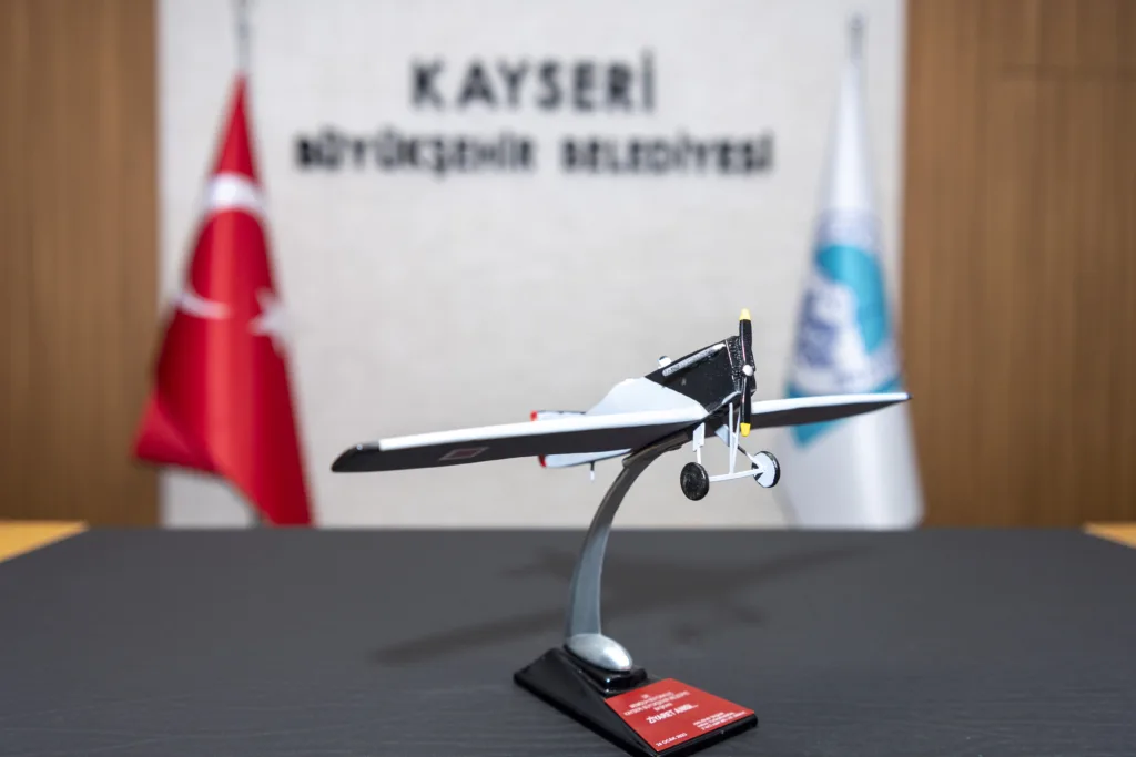 BAŞKAN BÜYÜKKILIÇ’A GARNİZON KOMUTANI TAŞAN’DAN ANLAMLI HEDİYE - Mega TV ABC 7285 v - Mega TV