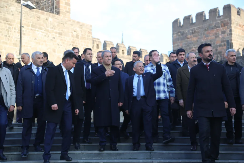 BAŞKAN BÜYÜKKILIÇ, BAKAN AKAR İLE BİRLİKTE TARİHİ KALE’DE VATANDAŞLARLA BULUŞTU - Mega TV MRK34346 p - Mega TV