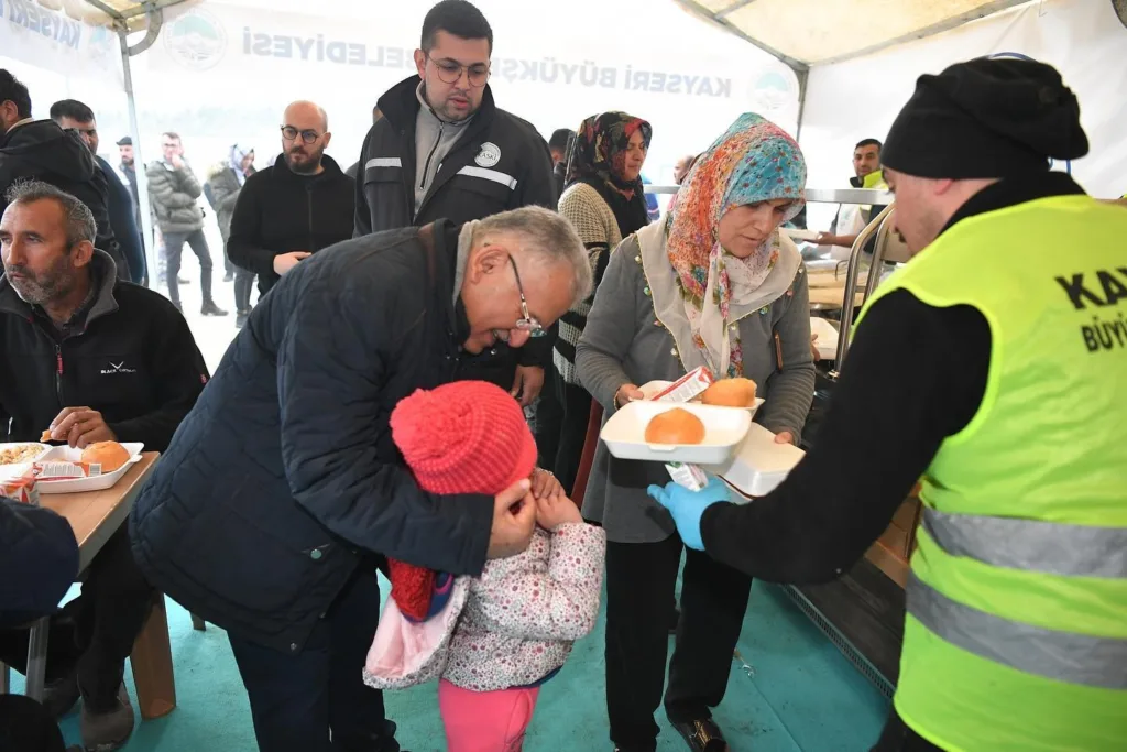 KAYSERİ BÜYÜKŞEHİR, KONTEYNER KENTTE YEMEK DAĞITIYOR - Mega TV 1 n - Mega TV