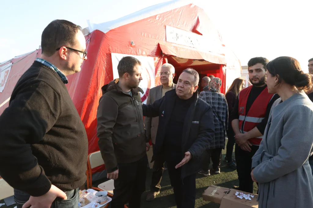 BAŞKAN BÖCEK, DEPREM BÖLGESİ GAZİANTEP'TE - Mega TV 20230222141732 SRDR8732 - Mega TV
