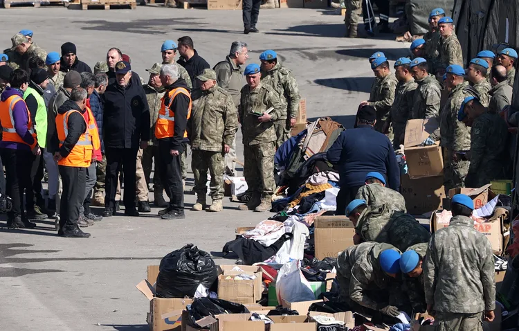 MEHMETÇİK'TEN HATAY’A 15 BİN EKMEK, 10 BİN KİŞİLİK YEMEK DAĞITIMI - Mega TV 2023 02 akar16 2 1 jpg - Mega TV