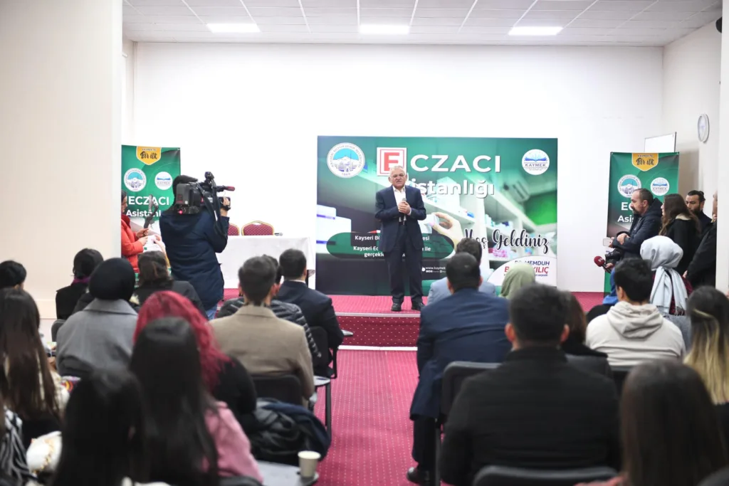 Başkan Büyükkılıç Türkiye’de İlk Olacak Eczacı Asistanlığı Kursunda İlk Ders Zilini Çaldı - Mega TV 328571106 494168252905615 7962711473463526614 n b - Mega TV