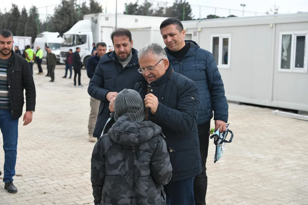 KAYMEK'İN KIŞLIK ÖRGÜLERİ DEPREMZEDELERİ ISITIYOR - Mega TV 332389656 1798552300522021 1804439924106617115 n u - Mega TV