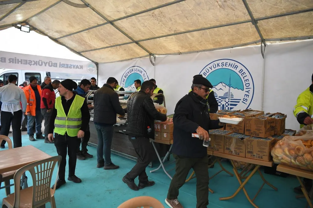KAYSERİ BÜYÜKŞEHİR, KONTEYNER KENTTE YEMEK DAĞITIYOR - Mega TV 5 1 - Mega TV
