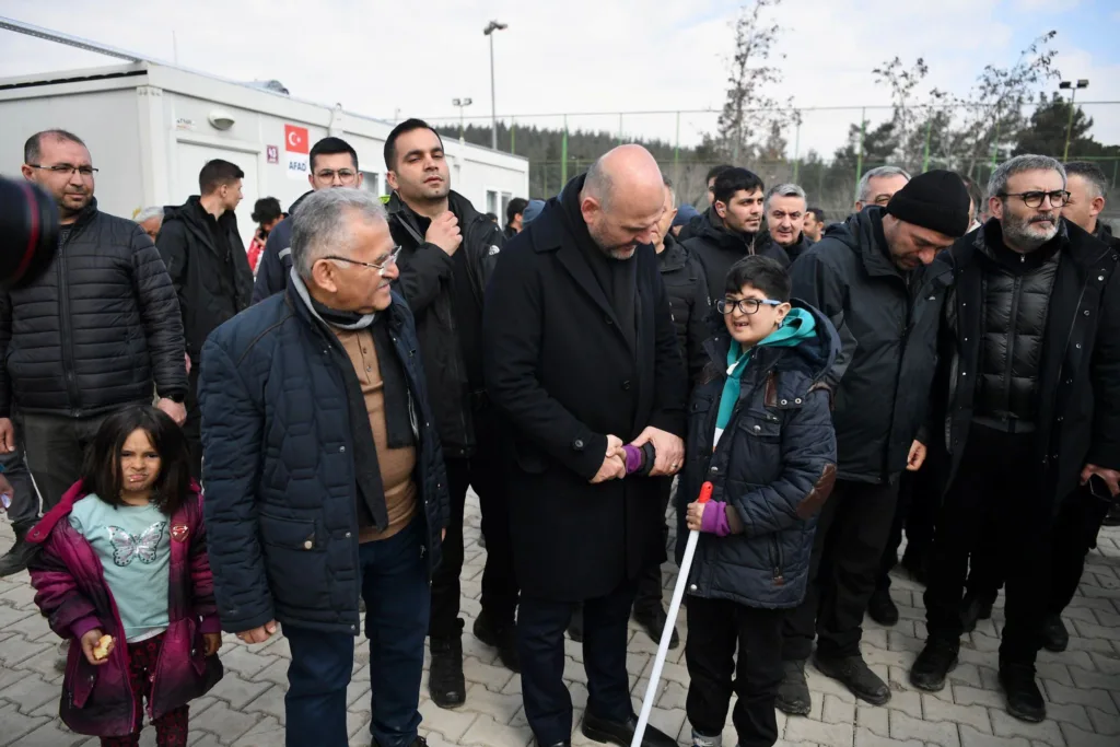 KAYSERİ BÜYÜKŞEHİR, KAHRAMANMARAŞ’A İLK KONTEYNER KENTİ KURDU - Mega TV 5 4 2 - Mega TV