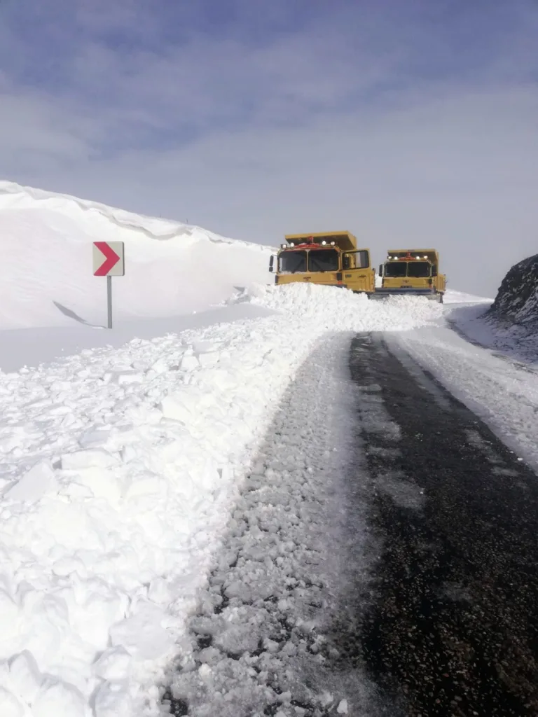 208 MAHALLE YOLUNU ULAŞIMA AÇAN BÜYÜKŞEHİR, KAPALI MAHALLE YOLU BIRAKMADI - Mega TV 7 i - Mega TV