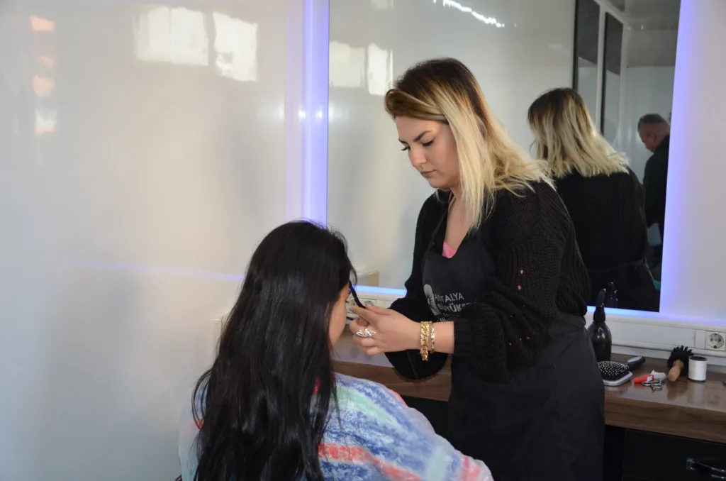 ALANYA DEPREMZEDE VATANDASA MOBIL KUAFOR HIZMETI DEVAM EDIYOR6 - Mega TV