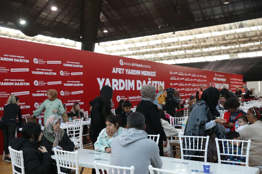 BÜYÜKŞEHİR'DEN 13 BİN DEPREMZEDE AİLEYE YARDIM - Mega TV afet merkezi yardimlar 2 - Mega TV