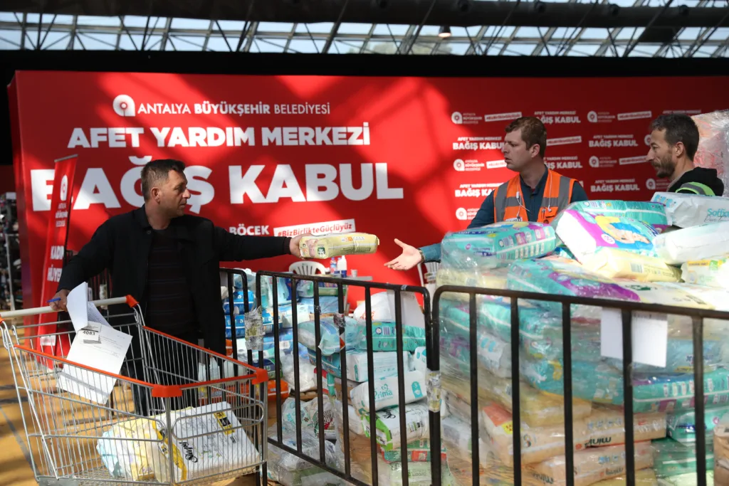BÜYÜKŞEHİR'DEN 13 BİN DEPREMZEDE AİLEYE YARDIM - Mega TV afet merkezi yardimlar 5 1 - Mega TV