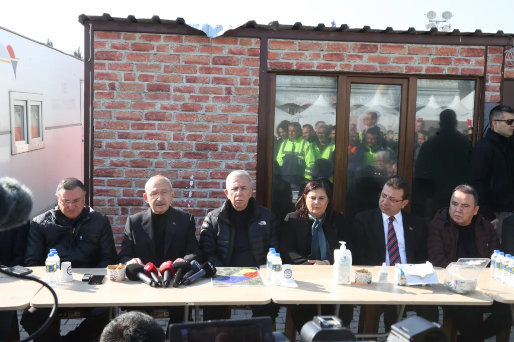 BAŞKAN BÖCEK ÜÇÜNCÜ KEZ DEPREM BÖLGESİNDE - Mega TV kilicdaroglu cadirkent 1 - Mega TV