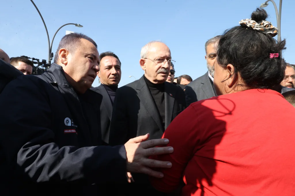 BAŞKAN BÖCEK ÜÇÜNCÜ KEZ DEPREM BÖLGESİNDE - Mega TV kilicdaroglu cadirkent 5 - Mega TV
