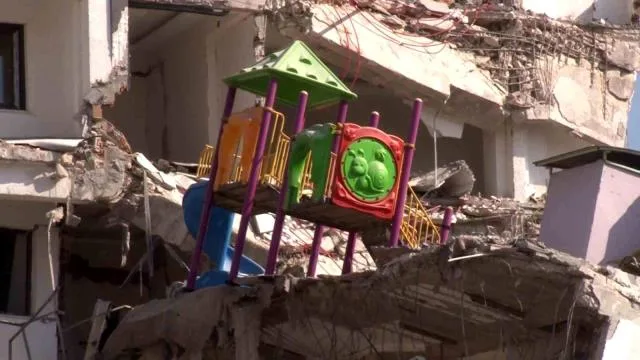 MÜTEAHHİT DEPREM SABAHI KAÇMIŞ - Mega TV yikilan binada havuz yapilacagi gerekcesiyle 2 15649327 o jpg - Mega TV