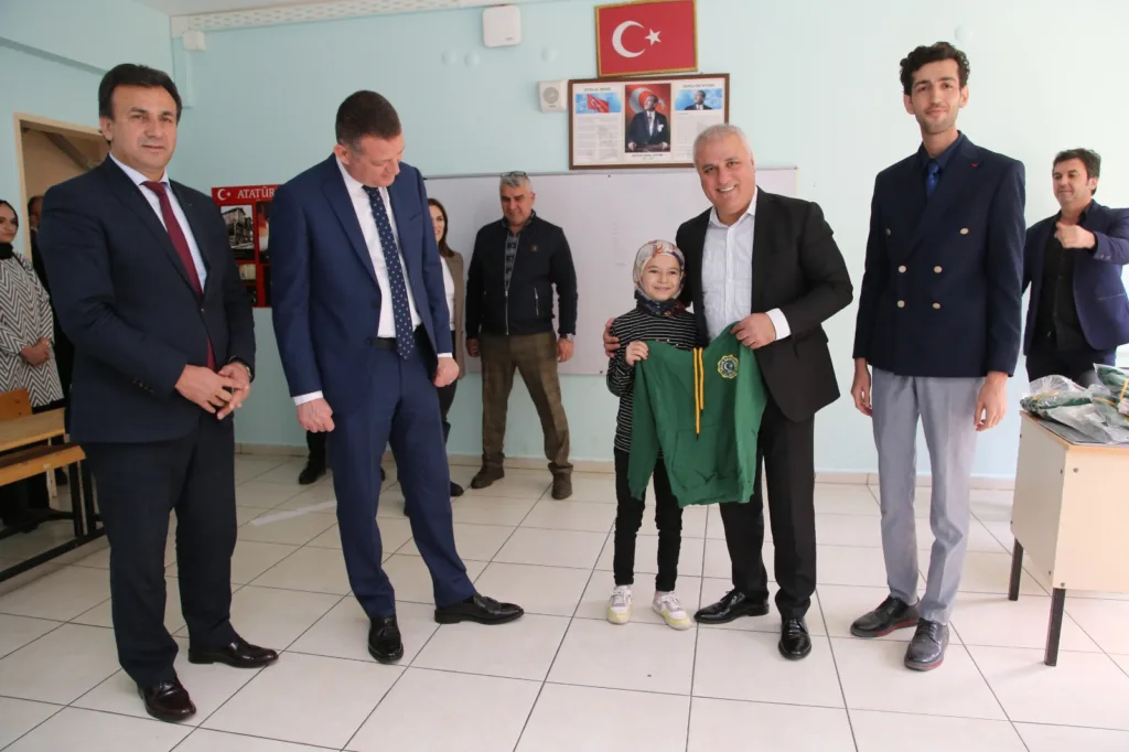 ALTSO BAŞKANI ERDEM, ÖĞRENCİLERİ DE UNUTMADI - Mega TV bc3cac0e eeab 42b4 a168 1b470ce449f1 - Mega TV