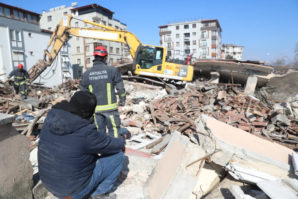 ANTALYA BÜYÜKŞEHİR'DEN DEPREMZEDELERE PSİKOLOJİK DESTEK - Mega TV depremzede psikolog destegi 1 - Mega TV