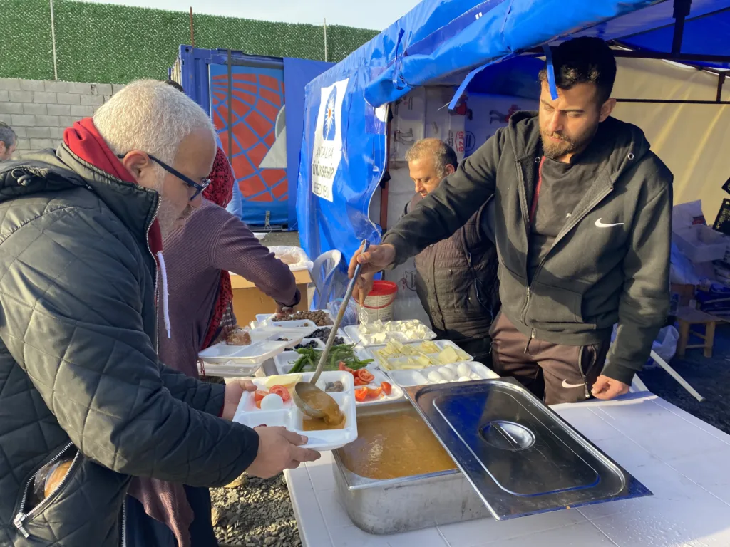 BÜYÜKŞEHİR BELEDİYESİ DEPREM BÖLGESİNDE YARALARI SARIYOR - Mega TV image00047 - Mega TV