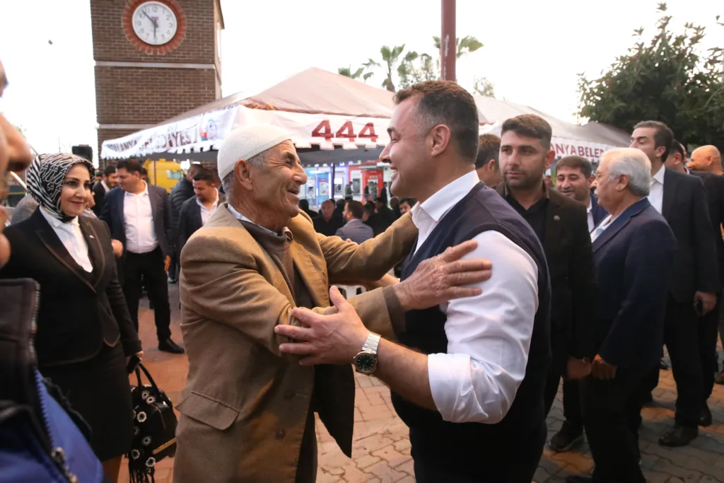 BAŞKAN YÜCEL ORUCUNU KONAKLI’DA İFTAR SOFRASINDA VATANDAŞLARLA BİRLİKTE AÇTI - Mega TV 3 1 - Mega TV
