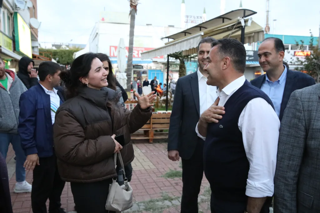 BAŞKAN YÜCEL ORUCUNU KONAKLI’DA İFTAR SOFRASINDA VATANDAŞLARLA BİRLİKTE AÇTI - Mega TV 6 - Mega TV