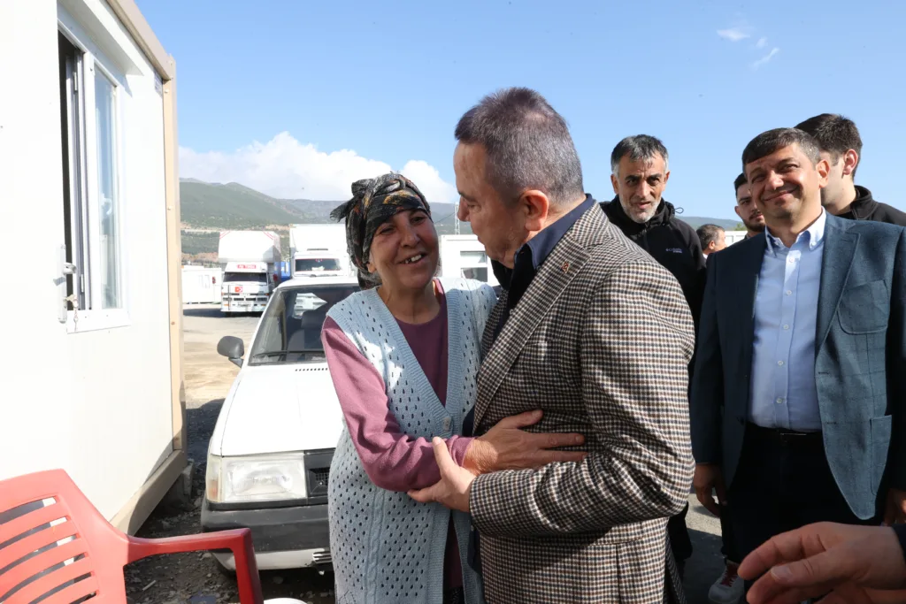 BAŞKAN BÖCEK DEPREMZEDELERİ BAYRAM'DA YALNIZ BIRAKMADI - Mega TV Baskan Bocek Nurdagi Bayram 20 - Mega TV