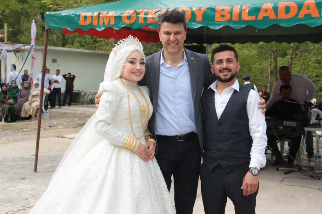 ÖZÇELİK DÜĞÜN'DE - Mega TV 694f4877 e97f 489e 9628 e9395d32997c - Mega TV