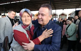 BAŞKAN BÖCEK'TEN HAL ESNAFINA ZİYARET - Mega TV Baskan Hal Ziyaret 2 jpg - Mega TV
