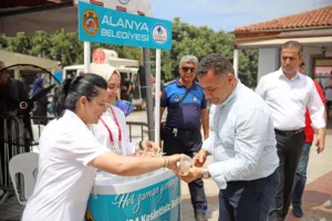 BAŞKAN YÜCEL KURBAN KESİM YERLERİNDE VATANDAŞLARLA BAYRAMLAŞTI - Mega TV 14 3 - Mega TV