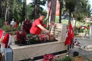 BAŞKAN YÜCEL VATANDAŞLARA ÇİÇEK DAĞITTI - Mega TV 24 2 - Mega TV