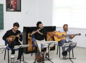ALKUDE MANDOLIN TOPLULUGUNUN SESI AVRUPAN DUYULDU 4 - Mega TV