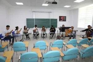 ALKÜ’DE MANDOLİN TOPLULUĞUNUN SESİ AVRUPA’DAN DUYULDU - Mega TV ALKUDE MANDOLIN TOPLULUGUNUN SESI AVRUPAN DUYULDU 6 - Mega TV