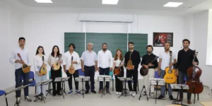 ALKÜ’DE MANDOLİN TOPLULUĞUNUN SESİ AVRUPA’DAN DUYULDU - Mega TV ALKUDE MANDOLIN TOPLULUGUNUN SESI AVRUPAN DUYULDU 7 - Mega TV