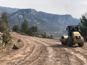 Aksekide yangin sonrasi bozulan yollar onariliyor 3 - Mega TV
