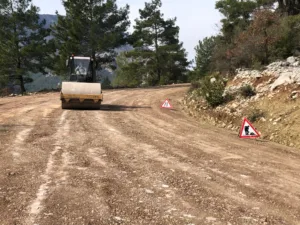 AKSEKİ’DE BOZULAN YOLLAR ONARILIYOR - Mega TV Aksekide yangin sonrasi bozulan yollar onariliyor 4 - Mega TV