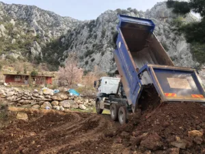 AKSEKİ’DE BOZULAN YOLLAR ONARILIYOR - Mega TV Aksekide yangin sonrasi bozulan yollar onariliyor 6 - Mega TV