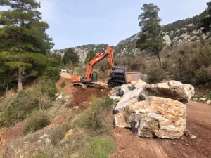 Aksekide yangin sonrasi bozulan yollar onariliyor 9 - Mega TV