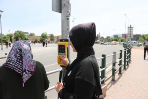 BÜYÜKŞEHİR’DEN “ERİŞİLEBİLİR YAYA BUTONLARI” HİZMETİ - Mega TV IMG 8954 k - Mega TV