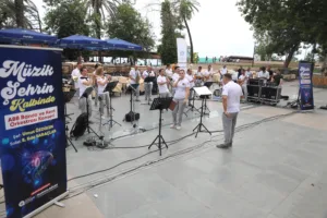 ŞEHRİN KALBİNDE MÜZİK KEYFİ - Mega TV Muzik Sehrin Kalbinde Tophane Cay bahcesi 5 - Mega TV