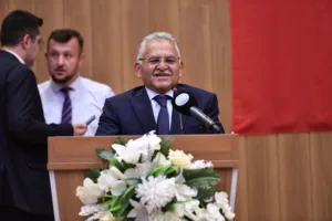 BAŞKAN BÜYÜKKILIÇ, DEVELİ’DE MEZUN ÖĞRENCİLERİN SEVİNÇLERİNE ORTAK OLDU - Mega TV ABC 5220 d min 1 - Mega TV