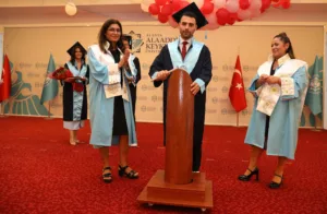 ALKÜ DİŞ HEKİMLİĞİ İLK MEZUNLARINI VERDİ - Mega TV ALKU DIS HEKIMLIGI ILK MEZUNLARINI VERDI 7 1 min - Mega TV