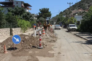 FİNİKE MERKEZİNDEKİ ESKİYEN İÇME SUYU BORULARI YENİLENİYOR - Mega TV ASAT FINIKE HAT YENILEME 1 min - Mega TV