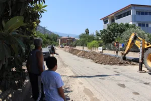FİNİKE MERKEZİNDEKİ ESKİYEN İÇME SUYU BORULARI YENİLENİYOR - Mega TV ASAT FINIKE HAT YENILEME 6 min - Mega TV