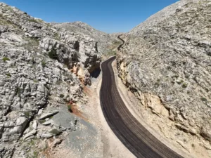 BÜYÜKŞEHİR BELEDİYESİ GÜNNERCİK YAYLA YOLUNU ASFALTLIYOR - Mega TV Gunnercik yayla yolu asfalt 2 min - Mega TV